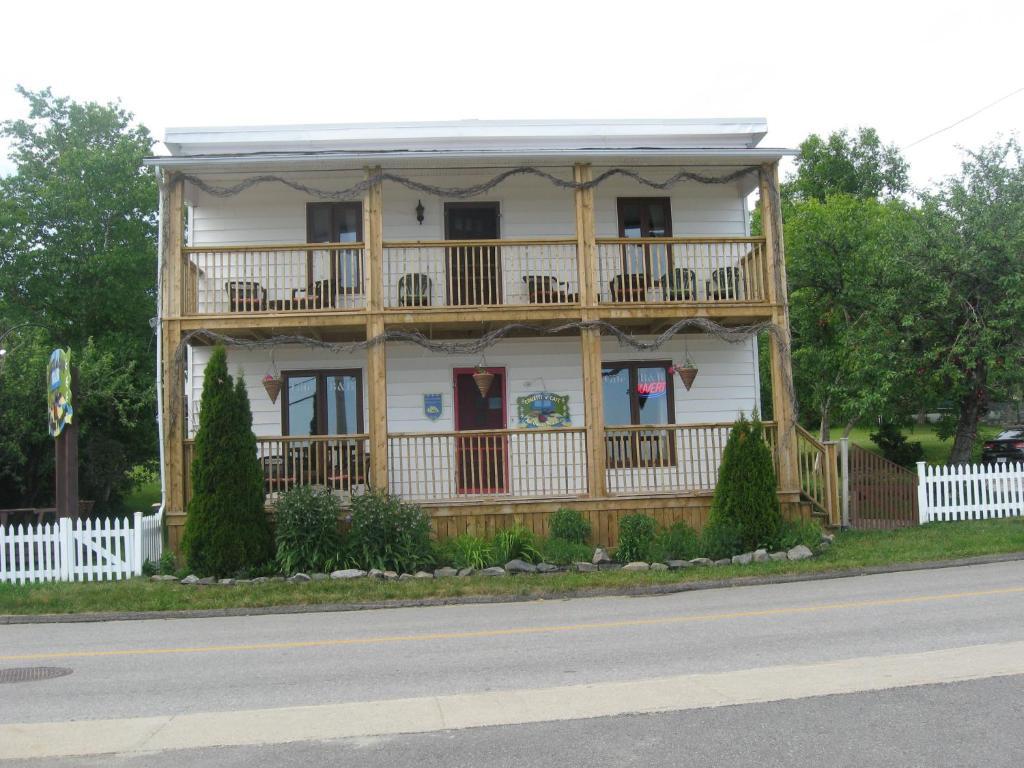 Gite Au Vieux Pommier Tadoussac Buitenkant foto